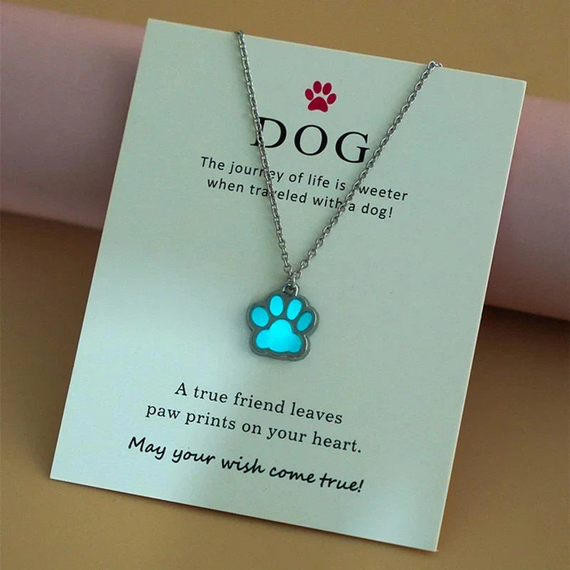 Collar con colgante de pata de perro azul