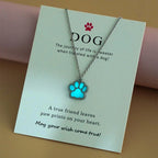 Collar con colgante de pata de perro azul