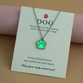 Collar con colgante de pata de perro verde
