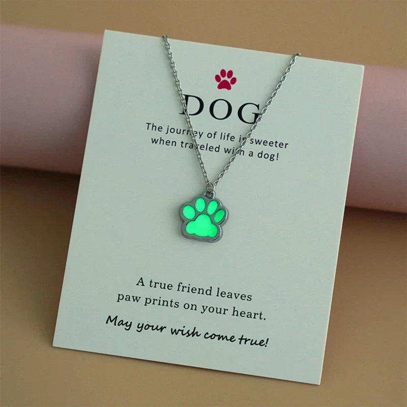 Collar con colgante de pata de perro verde