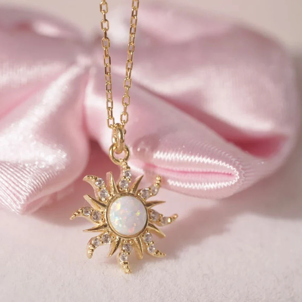 Collar Colgante Sol con Strass dorado