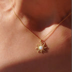 Collar Colgante Sol con Strass dorado