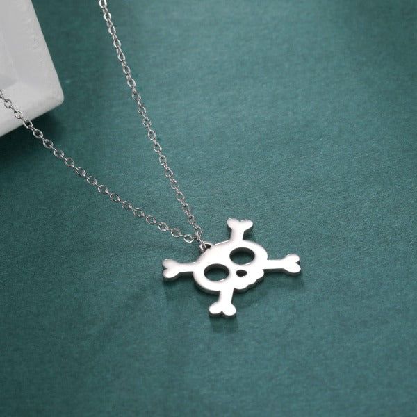 Collar con colgante de calavera en plata