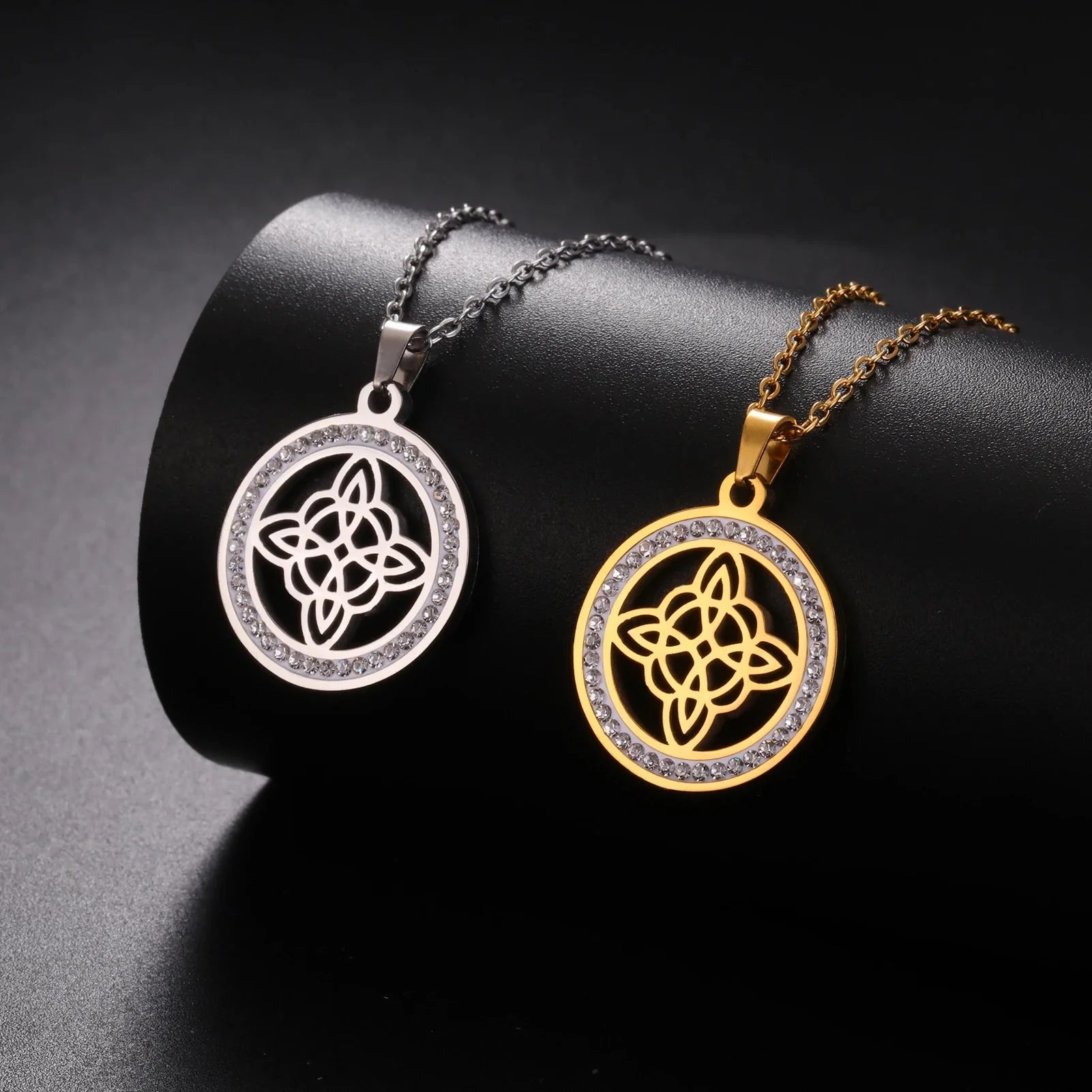 Collar Colgante Wiccano Nudo de Bruja Amuleto de Protección Mujer oro