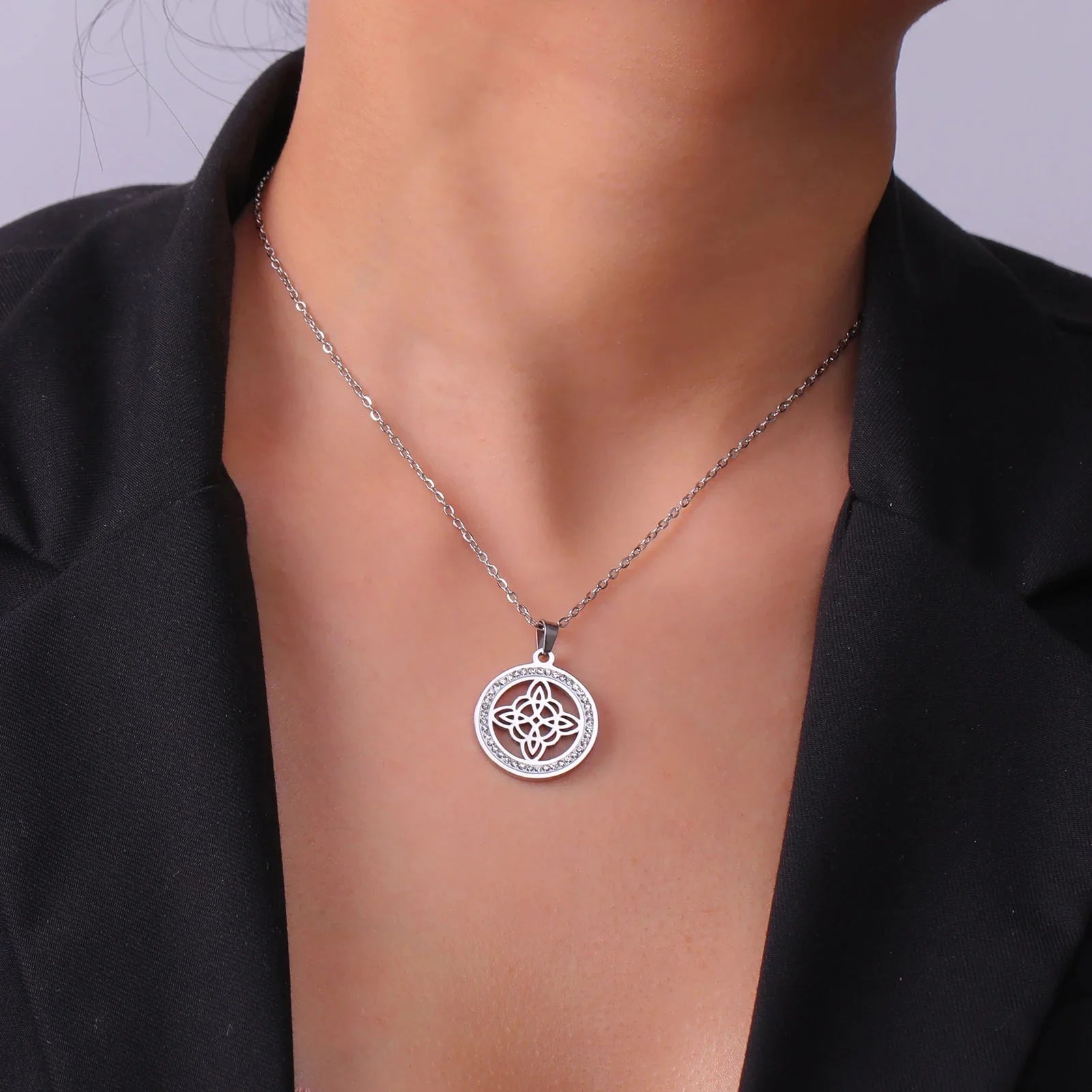 Collar Colgante Wiccano Nudo de Bruja Amuleto de Protección Mujer plata