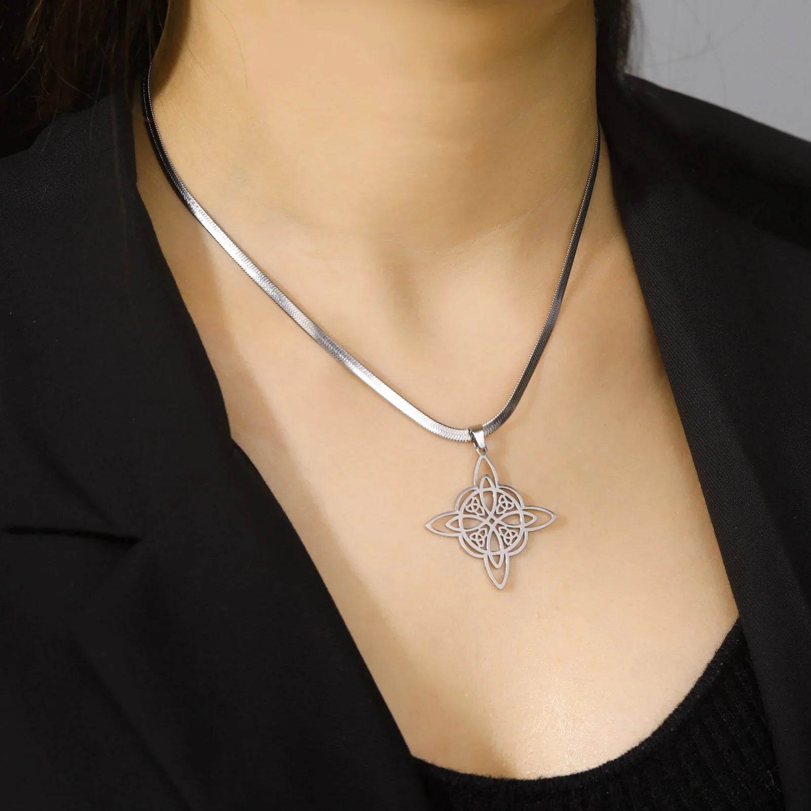 Collar Colgante Wiccano Nudo de Bruja Mujer Amuleto de Protección plata
