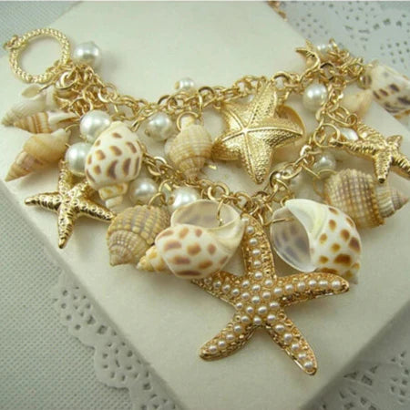 Collar con colgantes de conchas, estrellas de mar, caracoles y perlas