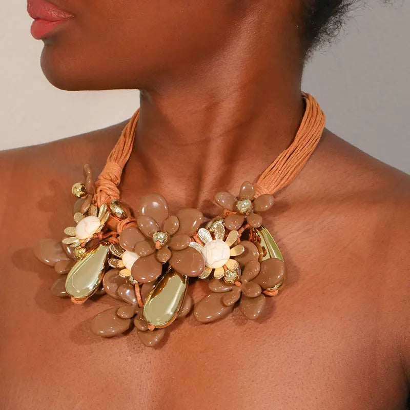 Collar Gargantilla con Elegante Colgante de Flor