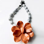 Collar Gargantilla con Gran Colgante de Flor naranja