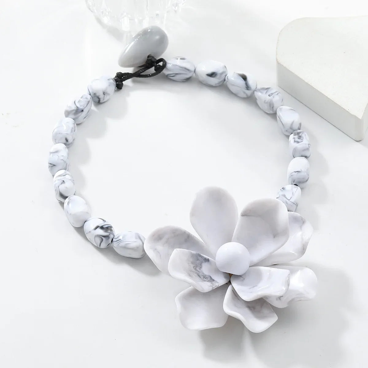 Collar Gargantilla con Gran Colgante de Flor blanca