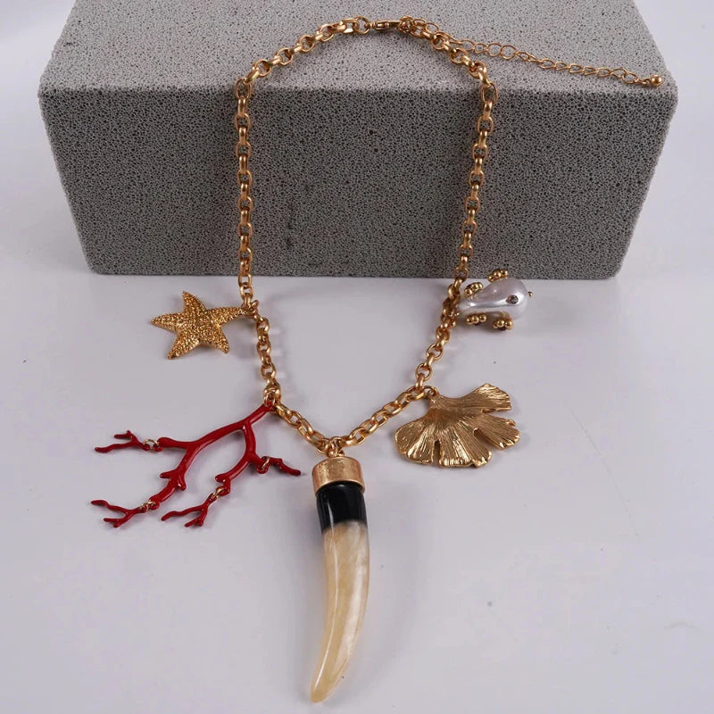 Collar Gargantilla con Colgantes de Coral y Conchas