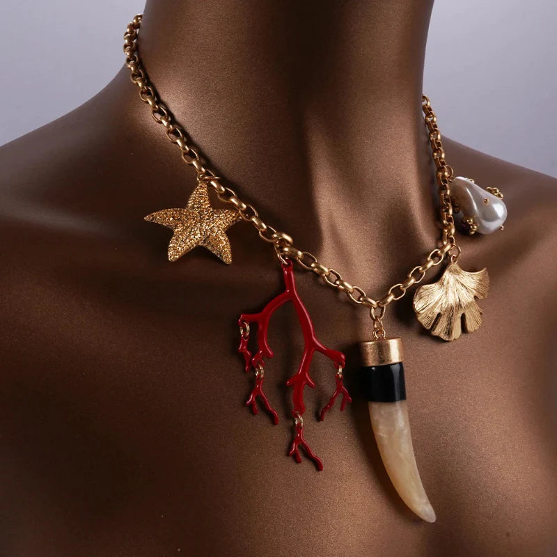 Collar Gargantilla con Colgantes de Coral y Conchas