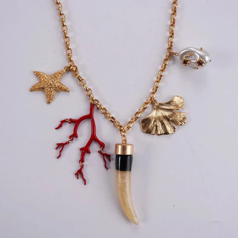 Collar Gargantilla con Colgantes de Coral y Conchas