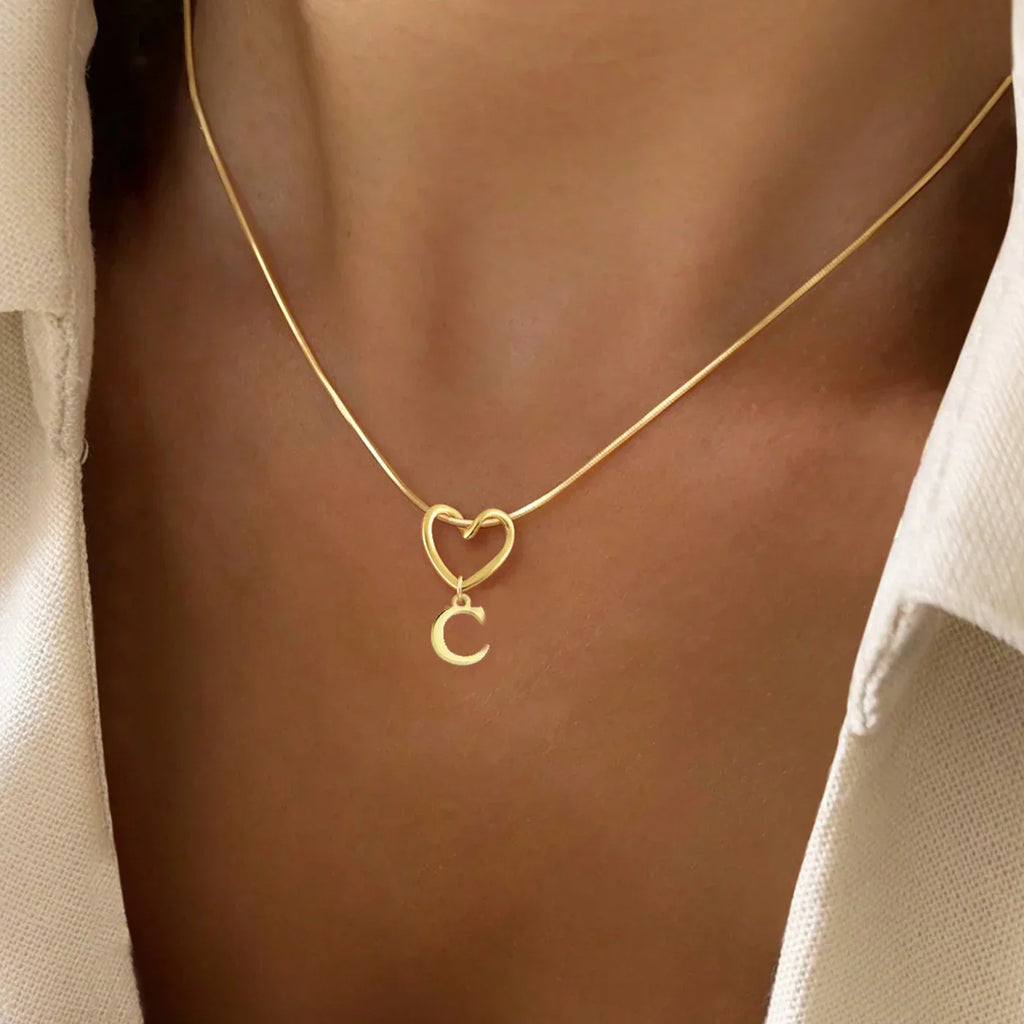 Collier ras de cou avec pendentif initiale et coeur - lettre