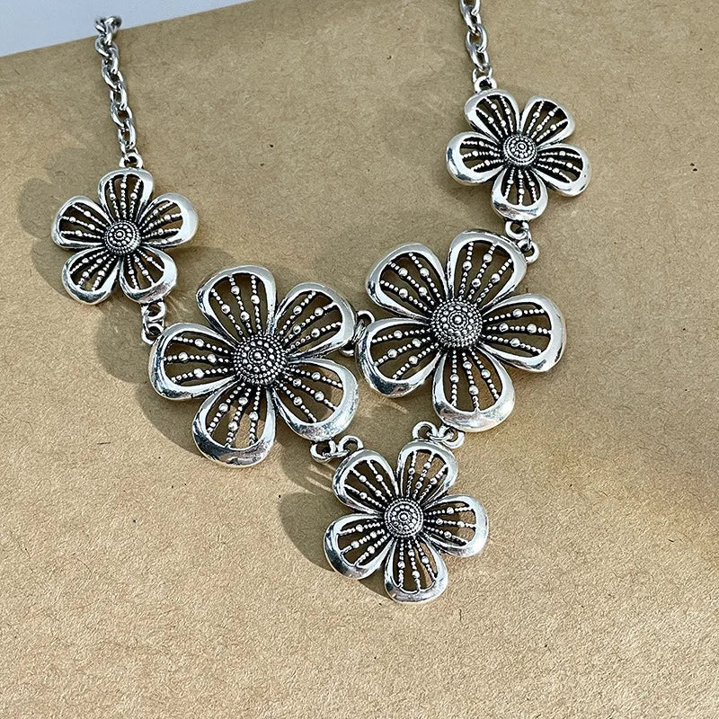 Collar Gargantilla con Colgante de Grandes Flores de 5 Pétalos