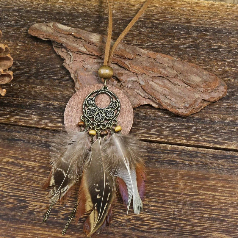 Collar estilo bohemio con colgante de pluma