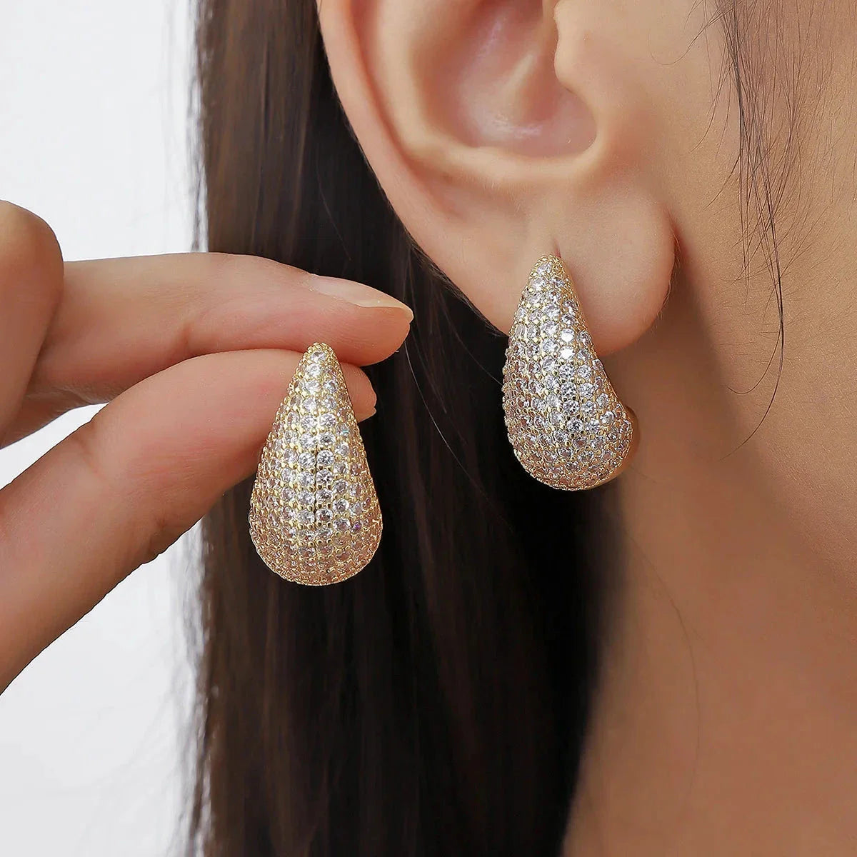 Elegantes Pendientes de Botón Gota de Agua oro