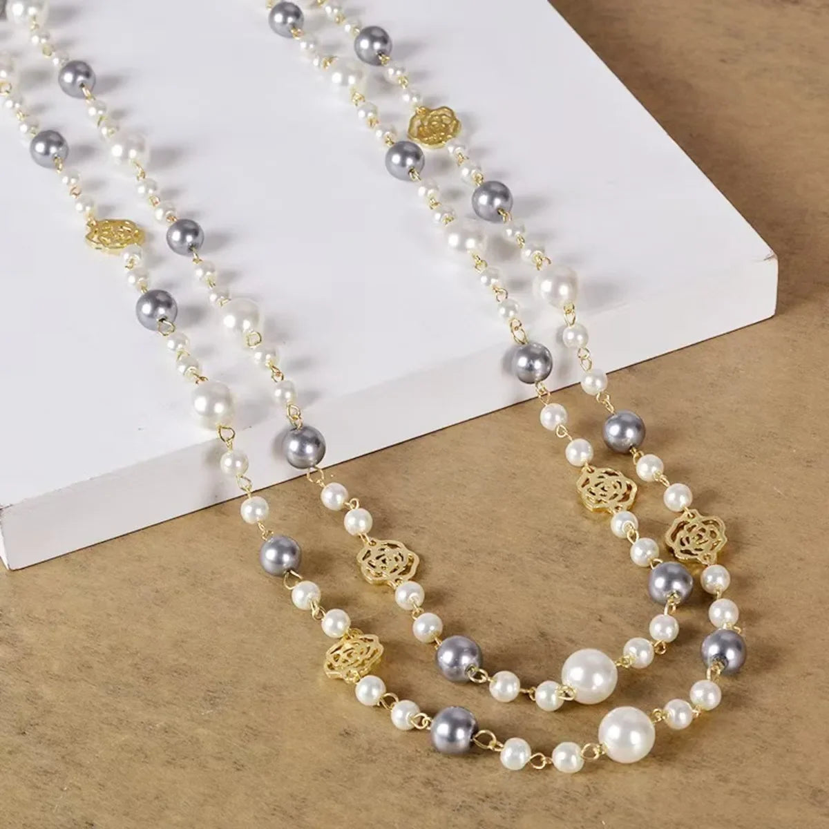 Gran Collar Triple de Perlas para Mujer gris