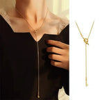 Long collier de décolleté avec pendentif noeud