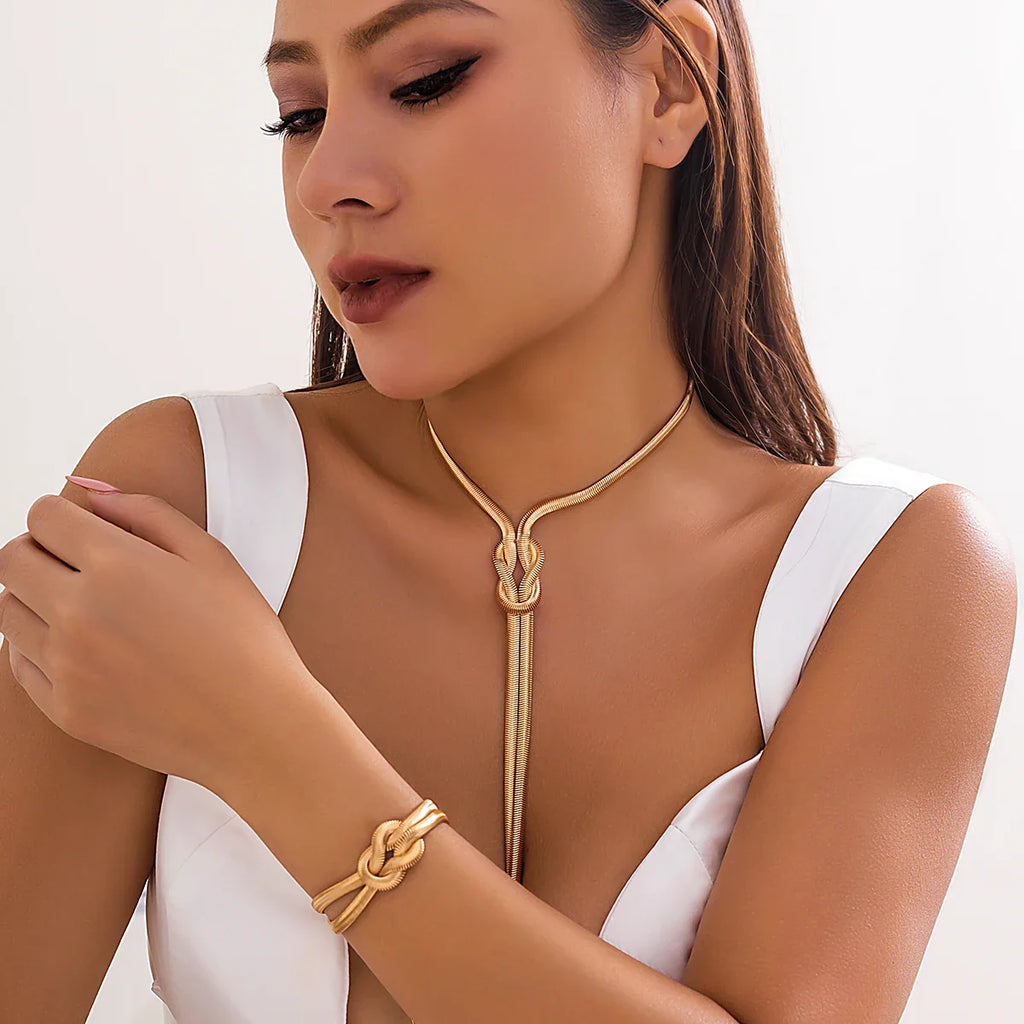 Collar Largo de Escote y su Pulsera con Nudo