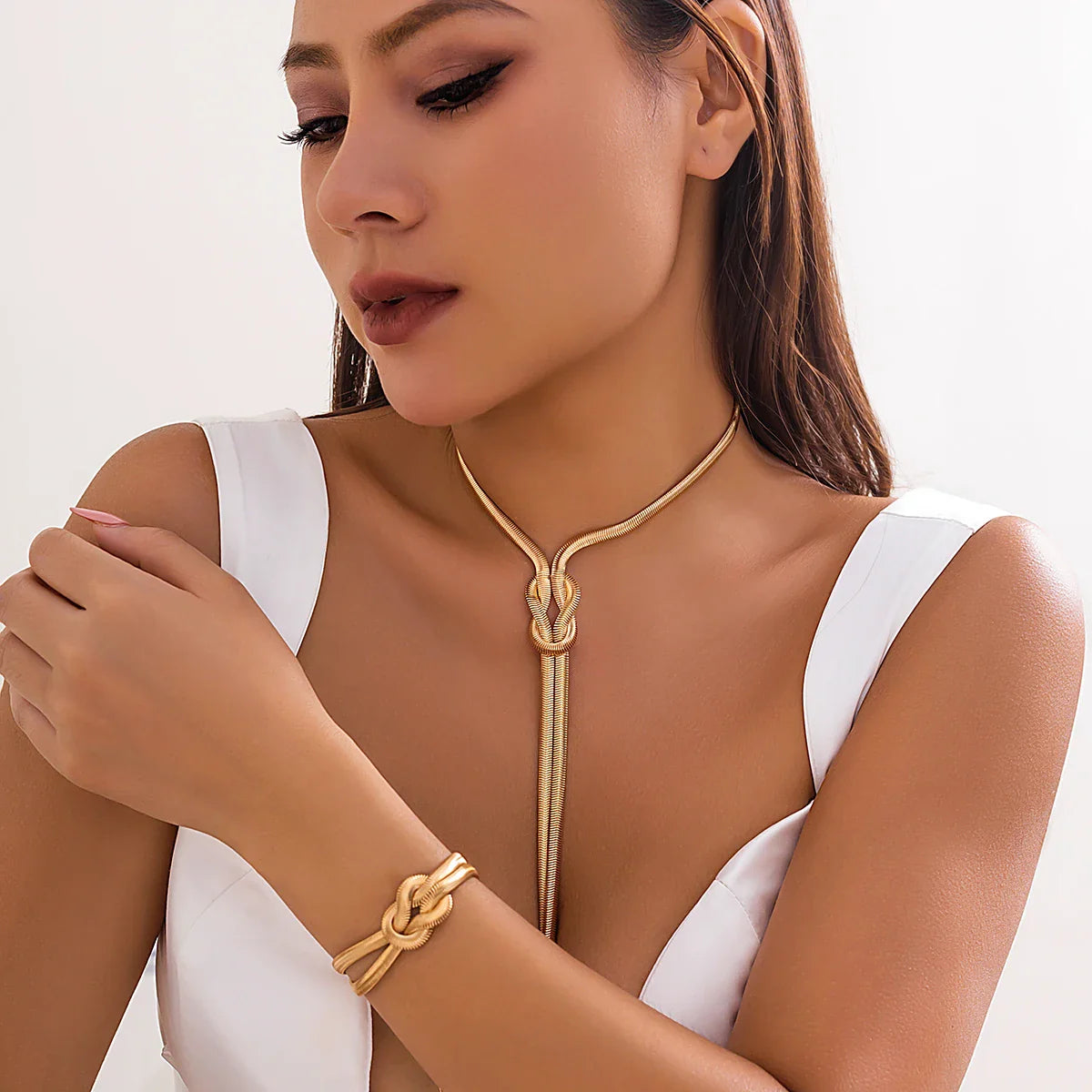Collar Largo de Escote y su Pulsera con Nudo