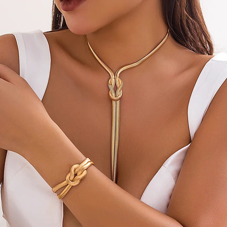 Collar Largo de Escote y su Pulsera con Nudo