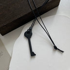 Long collier en corde avec pendentif clef