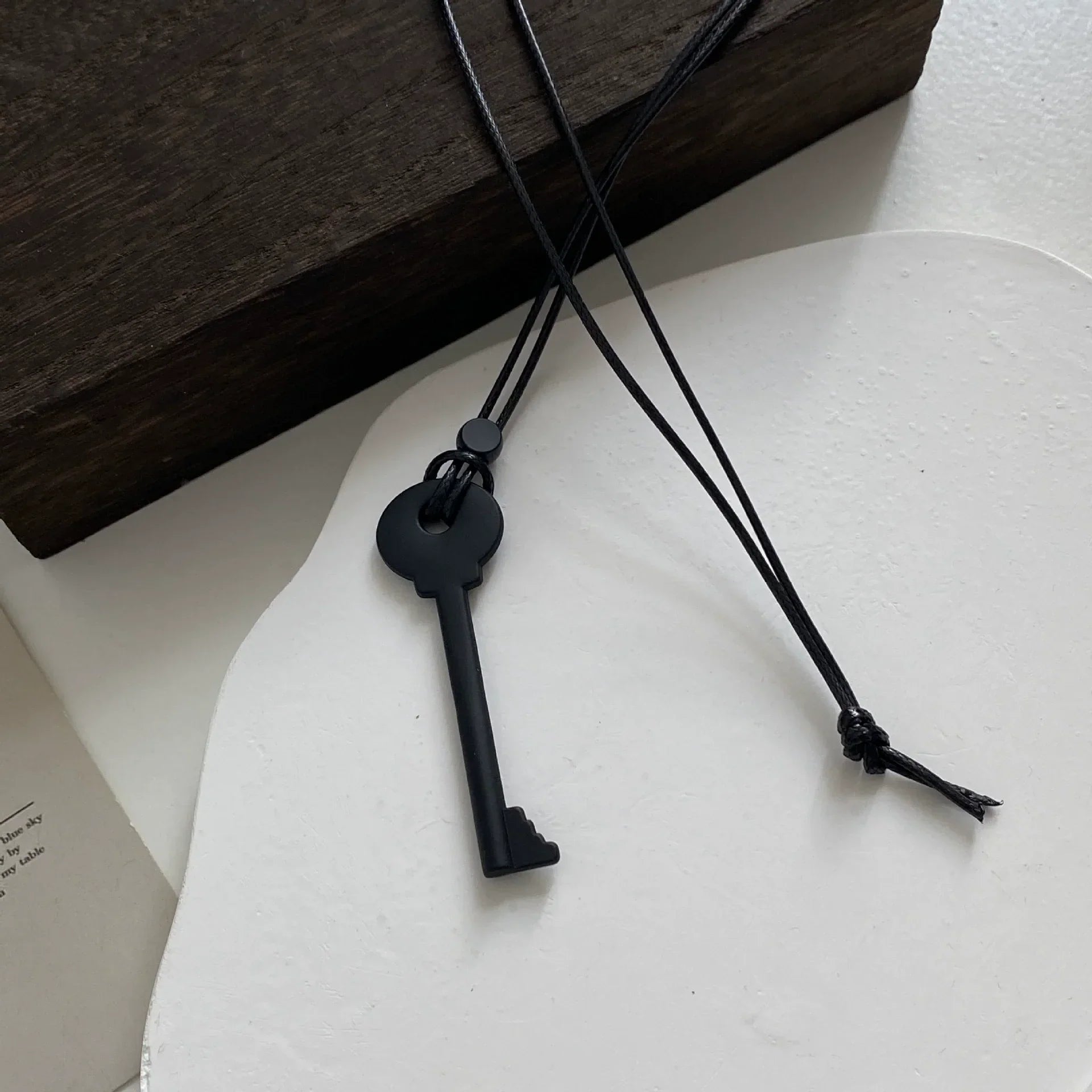 Long collier en corde avec pendentif clef