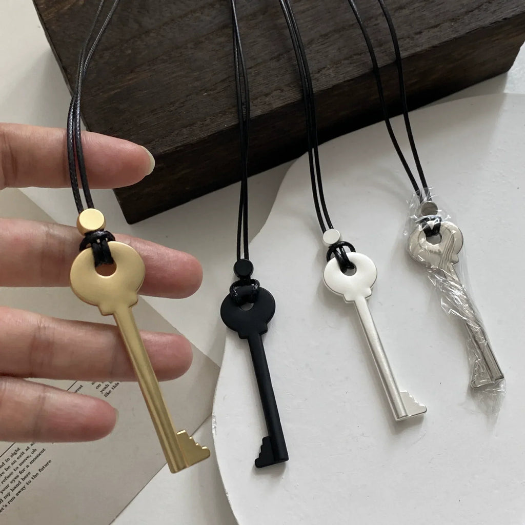Long collier en corde avec pendentif clef