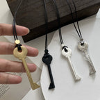 Long collier en corde avec pendentif clef