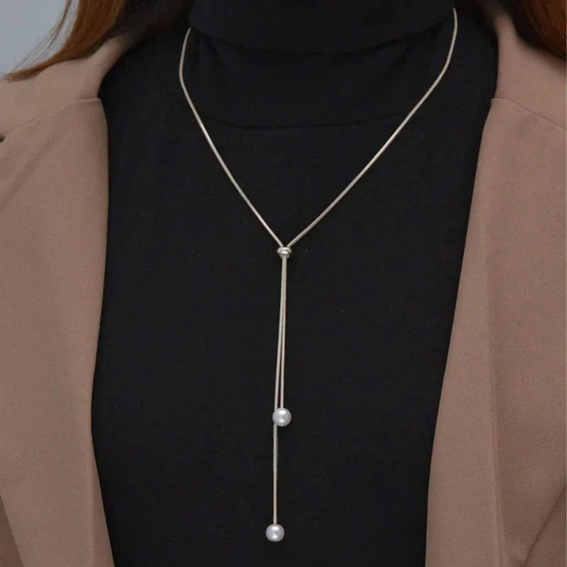 Collar largo con colgante y perlas plateadas