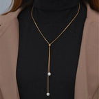 Collar largo con colgante y perlas doradas
