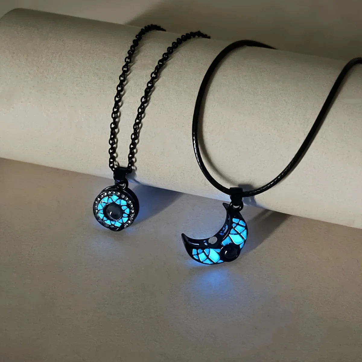 Juego de 2 Collares con Colgante Luminoso de Luna o Sol para Pareja