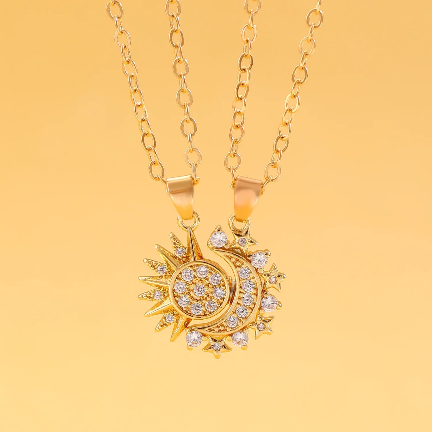 Juego de 2 Collares con Colgante de Luna o Sol en Circonita para Pareja oro
