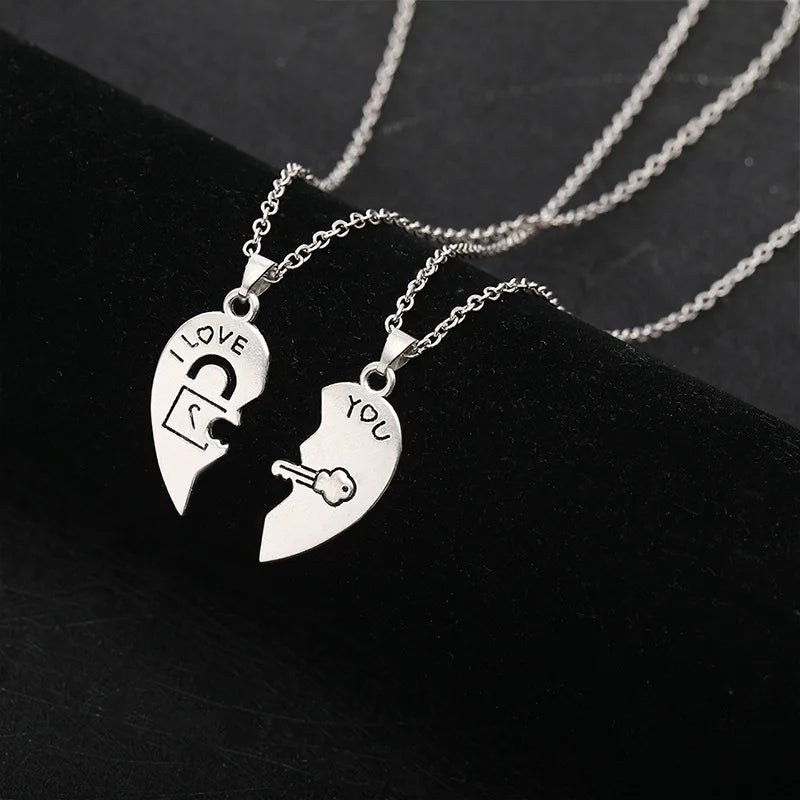 Set de 2 Collares con Colgantes de Medio Corazón "I Love You" para Pareja de Enamorados