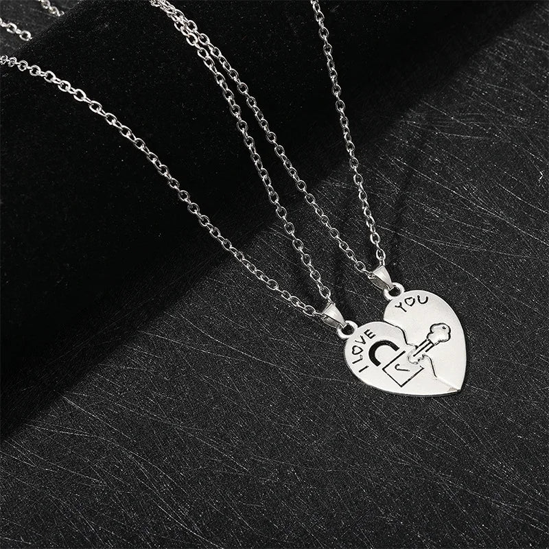 Set de 2 Collares con Colgantes de Medio Corazón "I Love You" para Pareja de Enamorados