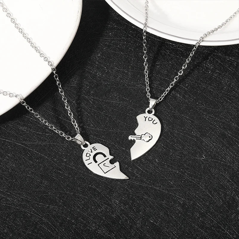 Set de 2 Collares con Colgantes de Medio Corazón "I Love You" para Pareja de Enamorados