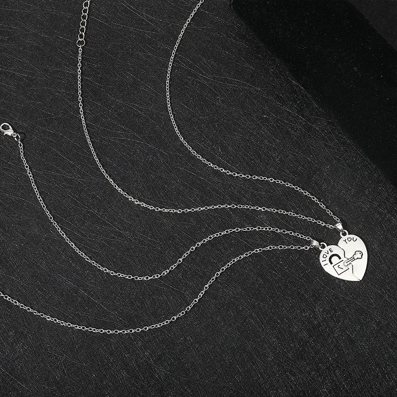 Set de 2 Collares con Colgantes de Medio Corazón "I Love You" para Pareja de Enamorados